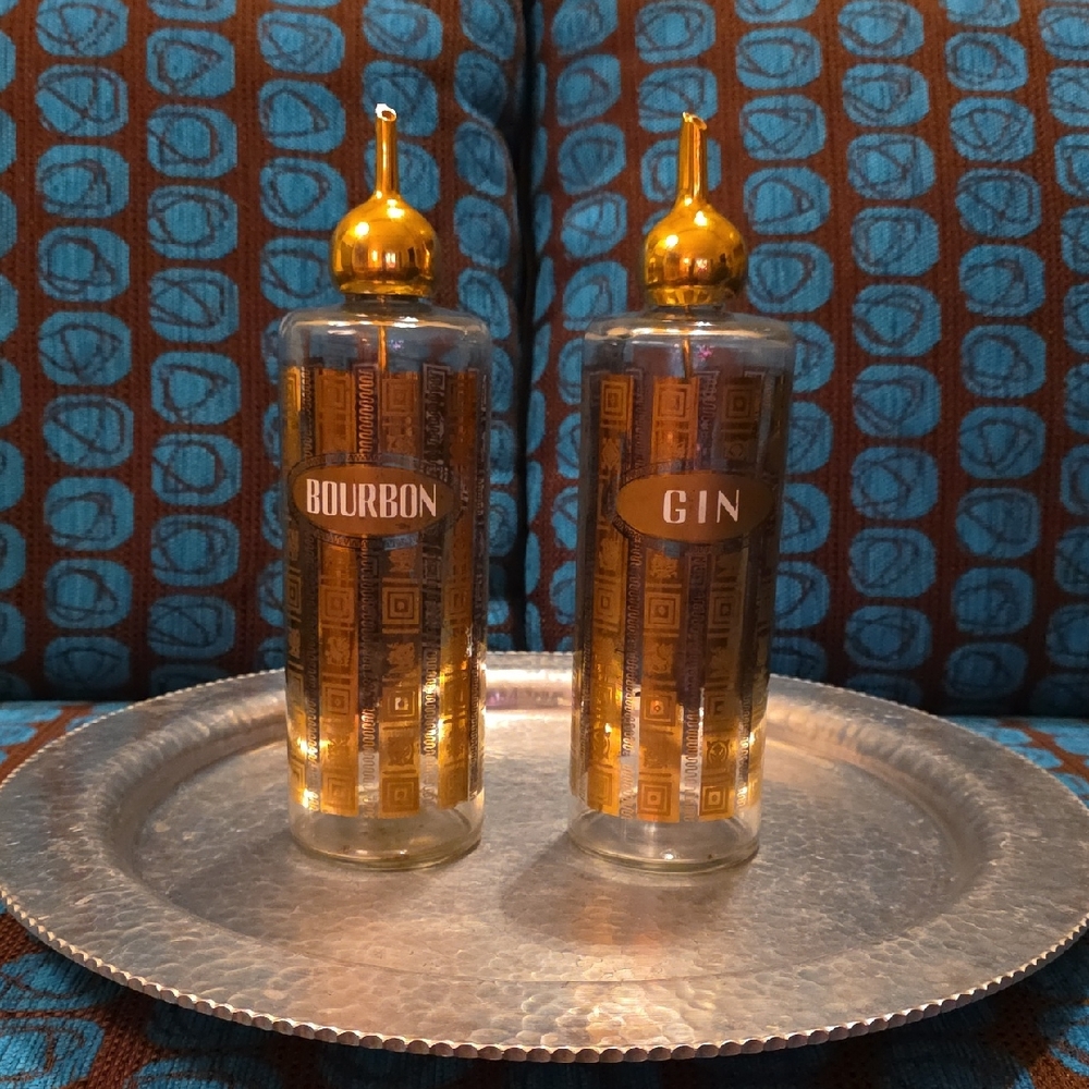 Luxurious Gold and Silver Glass Decanter Set